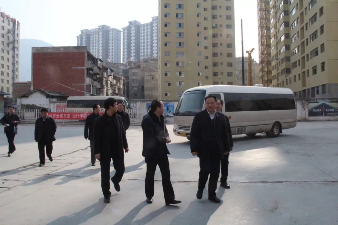 隴南市委常委、常務(wù)副市長張慶宏、副市長徐世林、市人大副主任陳榮等一行深入隴運(yùn)集團(tuán)公司武都汽車站開展春節(jié)前走訪慰問活動