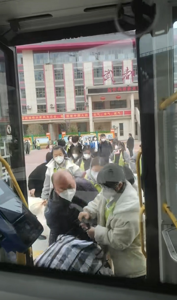 隴運(yùn)集團(tuán)公司“點對點”愛心直通車護(hù)送返鄉(xiāng)人員平安回家