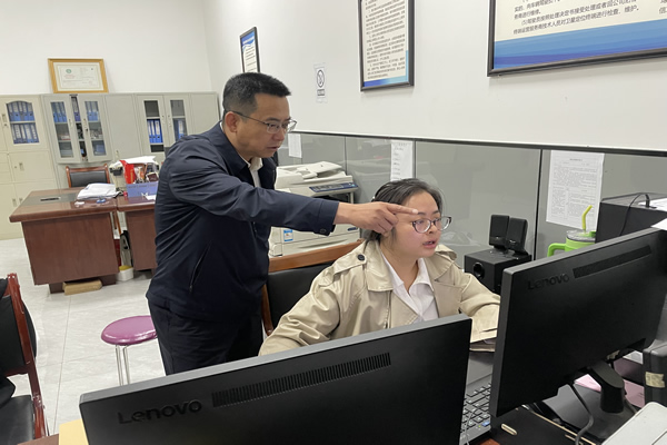 隴南市隴運集團(tuán)公司黨委書記、董事長馬明喜深入一線開展“五一”節(jié)日期間安全生產(chǎn)檢查